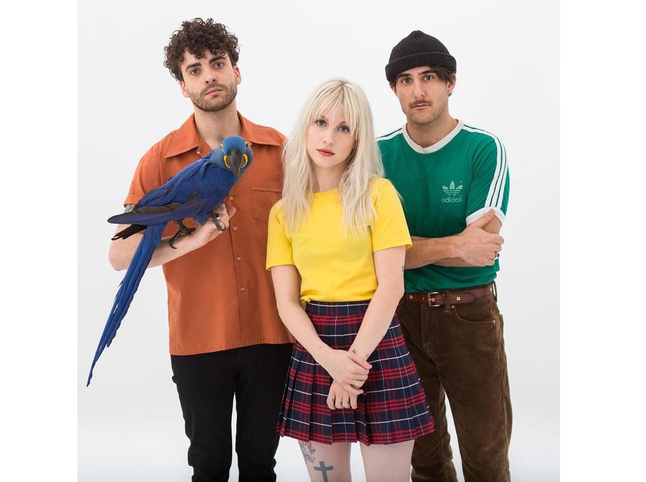 パラモアの新MVはレトロでカラフルな80年代チック