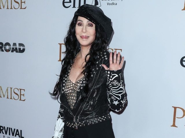 シェール、トム・クルーズ以外の恋人のことを聞かれ思わずいも虫を食べる