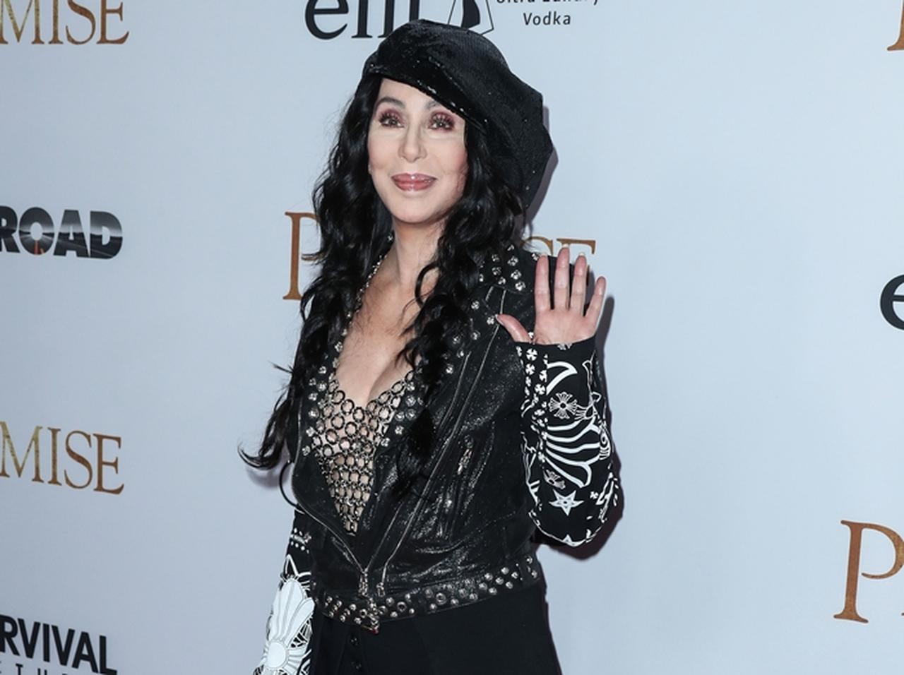 シェール、トム・クルーズ以外の恋人のことを聞かれ思わずいも虫を食べる