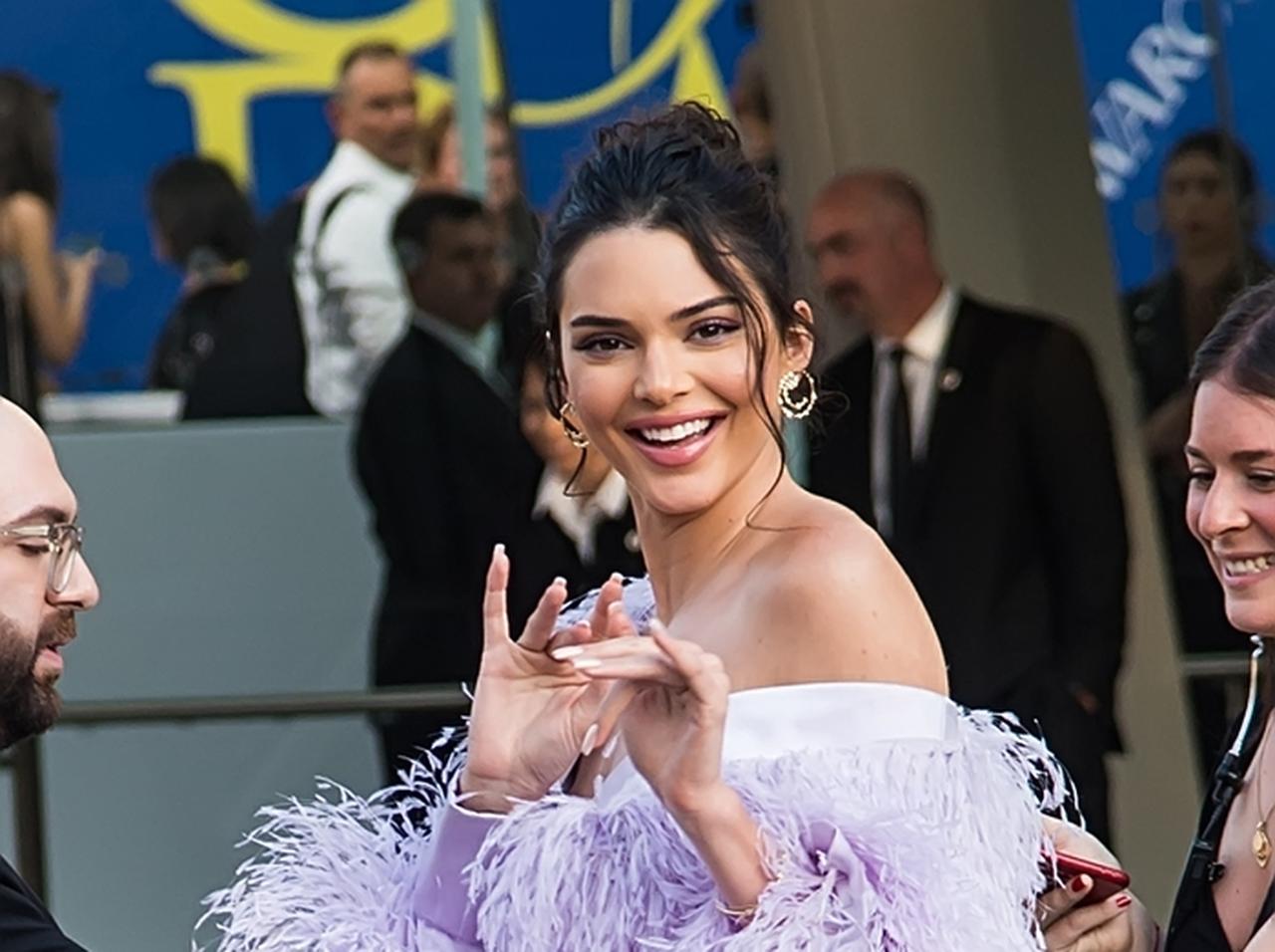 ケンダル・ジェンナー、空港でのファンサービスが神ってる