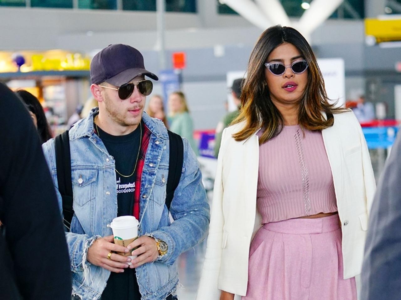 恋仲が報じられるプリヤンカー・チョープラーとニック・ジョナスが空港に初登場