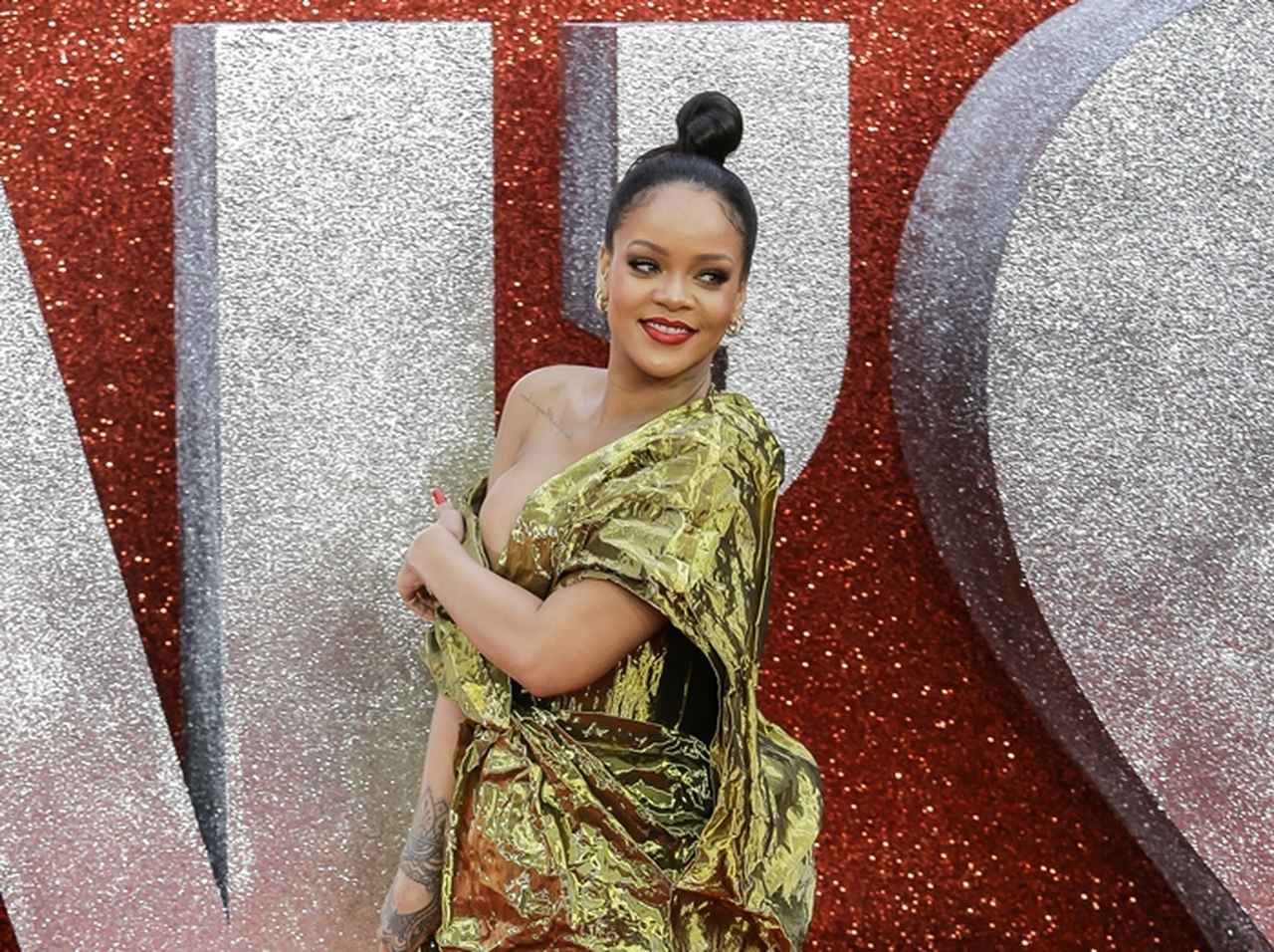 リアーナ、『オーシャンズ8』のレッドカーペットで胸が…