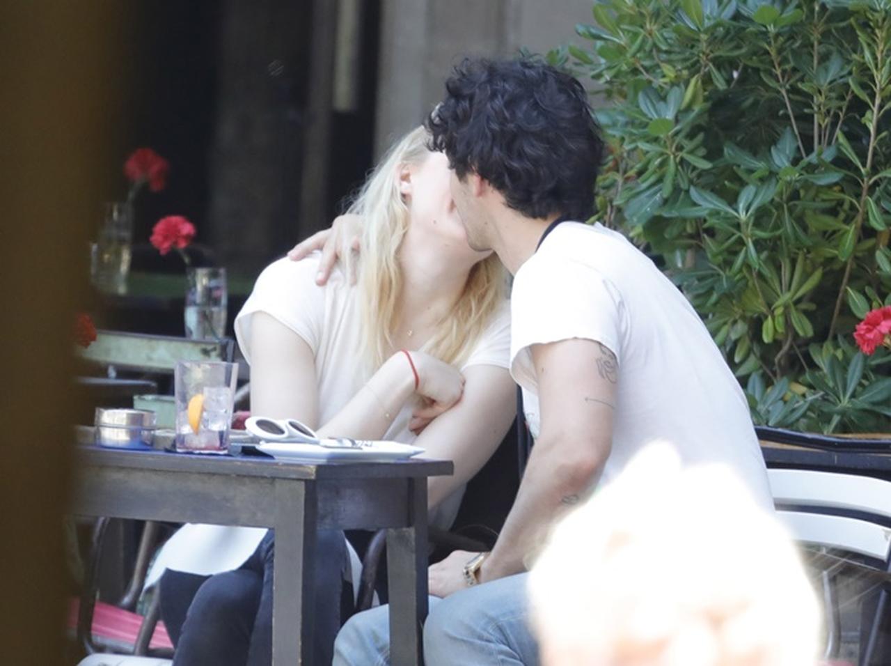 婚約者ジョー・ジョナスにキスされたソフィー・ターナーの反応が意外すぎる【写真アリ】