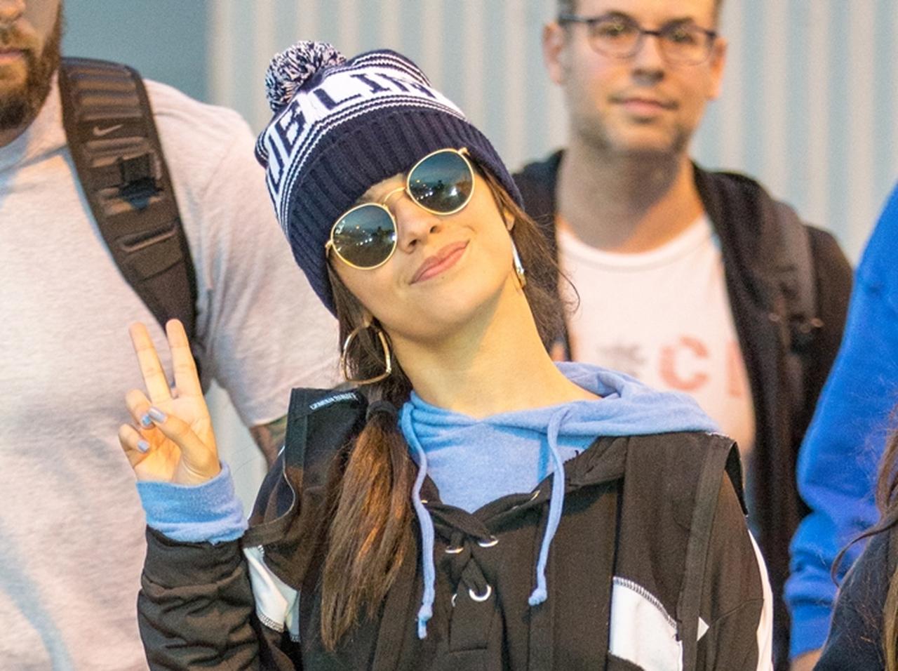 カミラ・カベロ、恒例の「空港ファンサービス」に家族が参戦