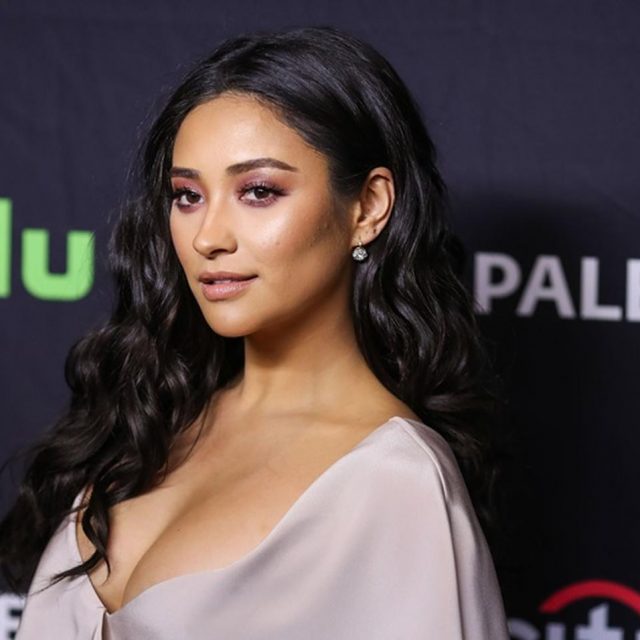 シェイ・ミッチェル、彼氏との待ち受けに必死に照れ隠しする姿が乙女