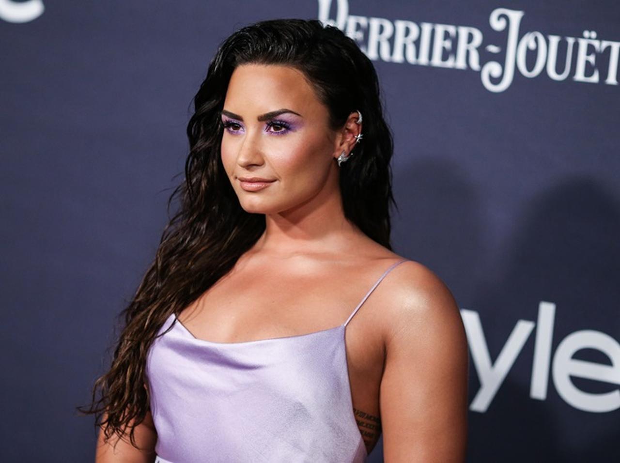 デミ・ロヴァート、「男性の局部を掴ませる」度を超えたイタズラで炎上→謝罪