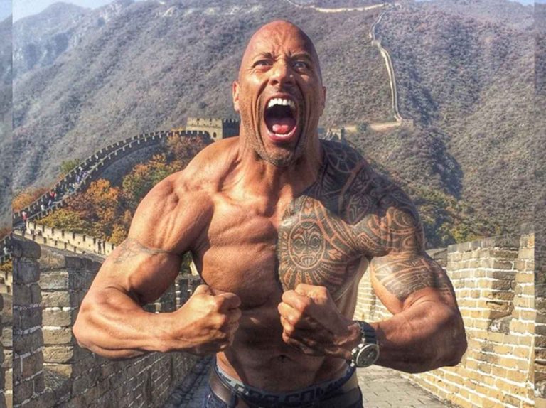 ドウェイン・ジョンソンが恋人に「あ～ん」してあげる姿に女性たちがメロメロ