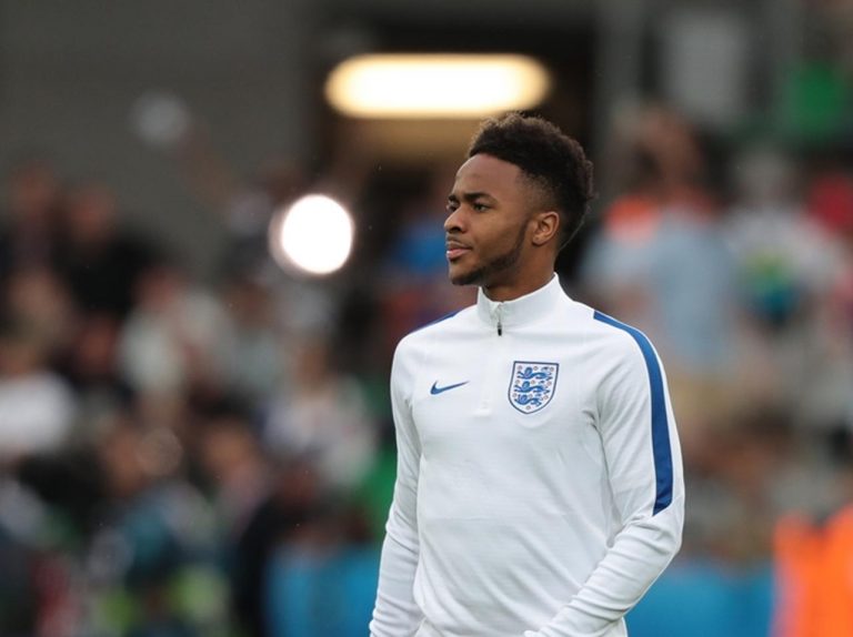 ロシアW杯出場のサッカー選手、右脚に入れた「銃のタトゥー」に考えさせられる