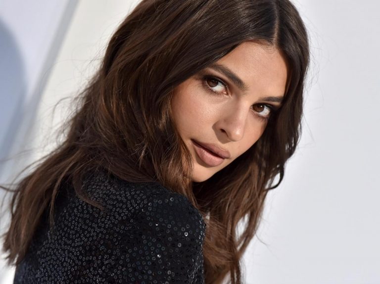 エミリー・ラタコウスキーの水着姿を下から眺める動画、300万人以上がノックダウン