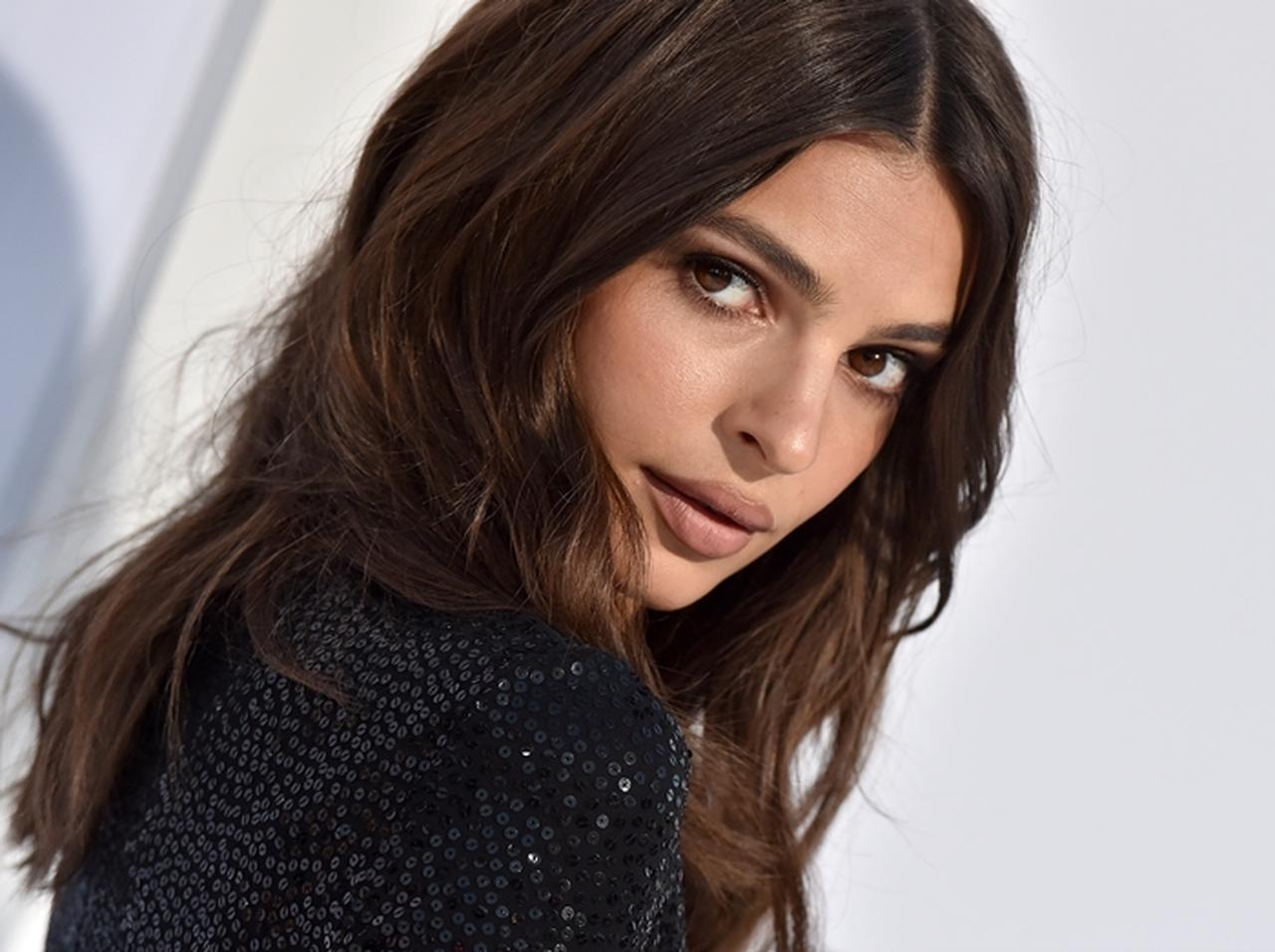 エミリー・ラタコウスキーの水着姿を下から眺める動画、300万人以上がノックダウン