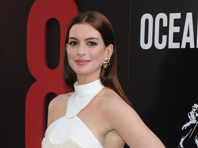 アン・ハサウェイ、リアーナと『オーシャンズ8』共演者が「熱く語り合う」裏側写真を投稿