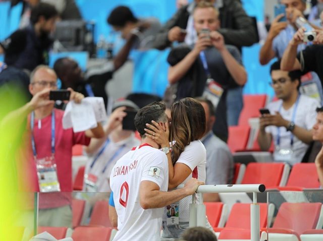 【サッカーW杯】日本と対戦、ポーランド代表選手と妻の「濃厚キス」がドラマチック