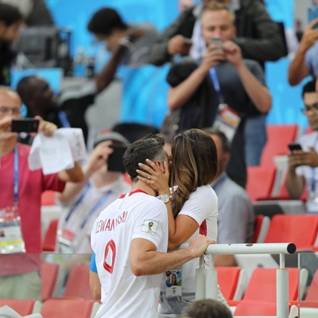 【サッカーW杯】日本と対戦、ポーランド代表選手と妻の「濃厚キス」がドラマチック