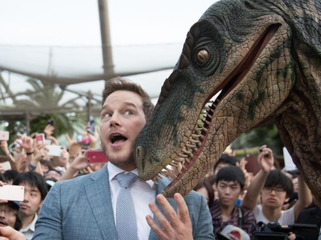 『ジュラシック・ワールド／炎の王国』主演2人が来日！USJで「あの名場面」を再現