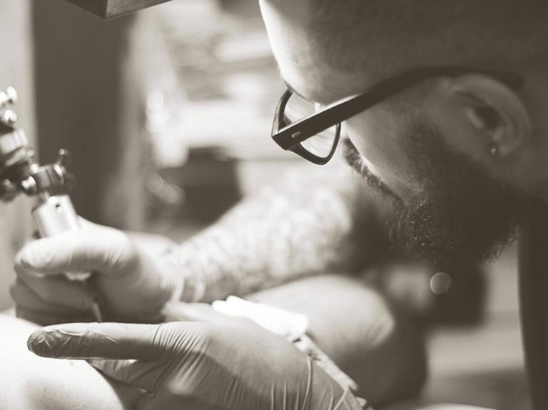 お尻に一生残る「乳首のタトゥー」を入れた男性が話題に