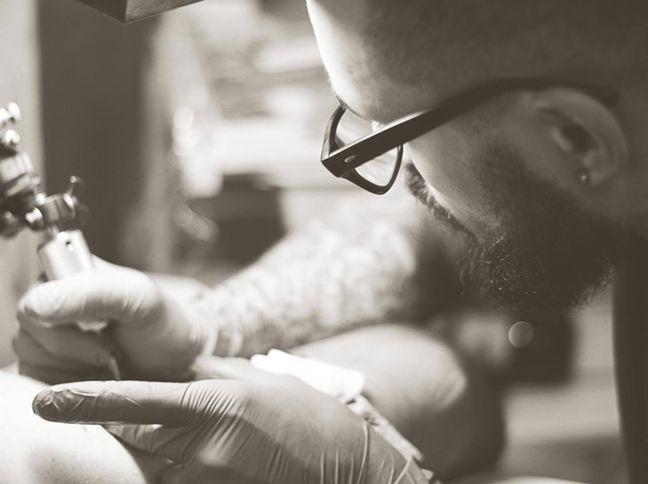 お尻に一生残る「乳首のタトゥー」を入れた男性が話題に