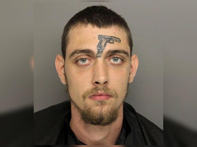 額に銃のタトゥーがある男が「銃を所持」して逮捕される