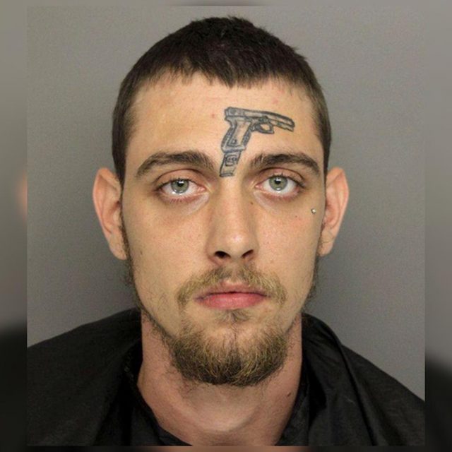 額に銃のタトゥーがある男が「銃を所持」して逮捕される