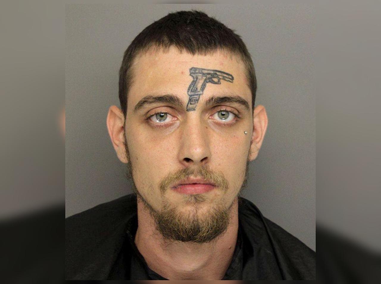 額に銃のタトゥーがある男が「銃を所持」して逮捕される