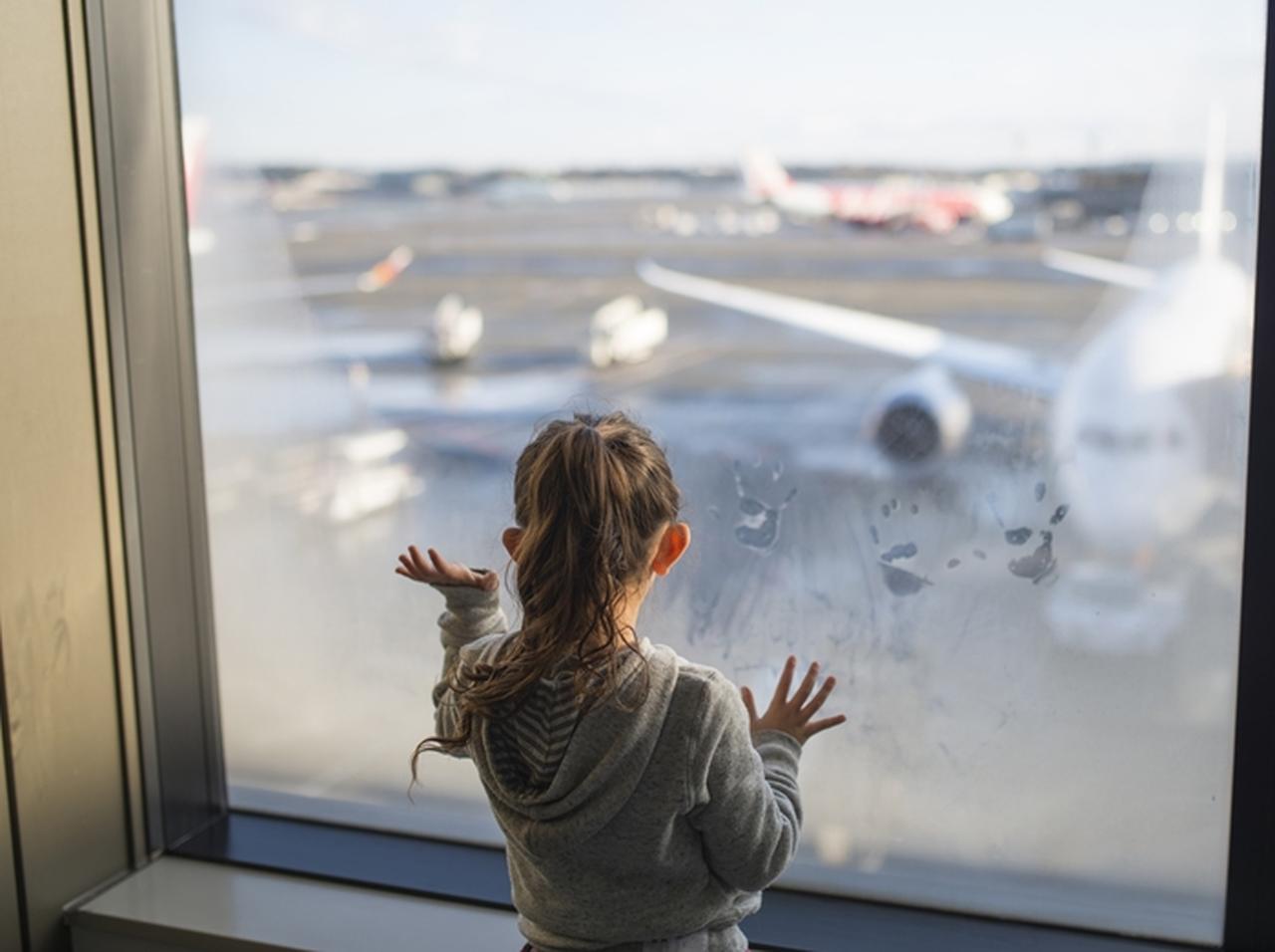 出張先から帰ってきた母親、空港で息子が持っていたものに大爆笑