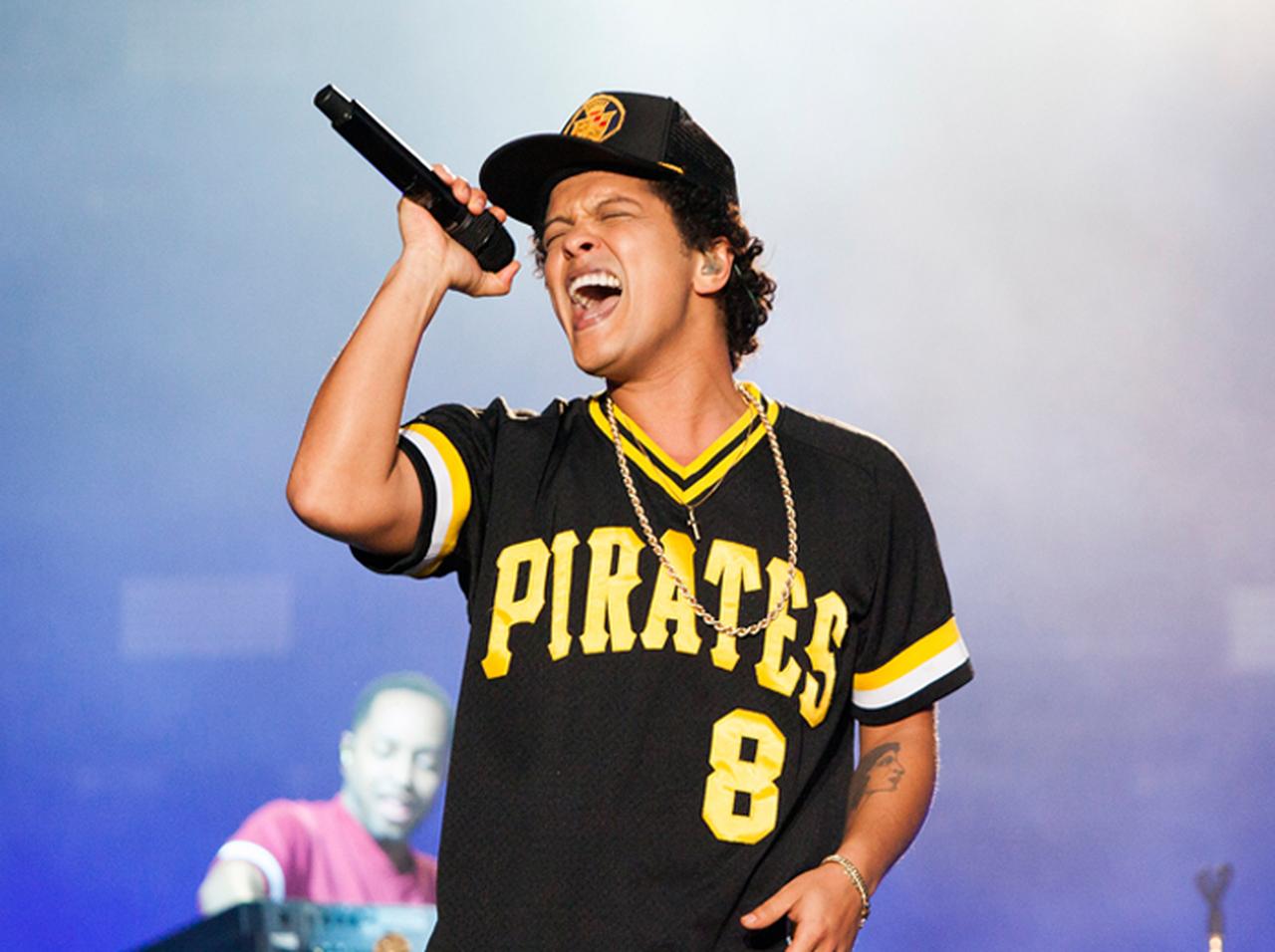 ブルーノ・マーズ、ツアー参加中止のカーディ・Bの代役は「まさかの人物」⁉