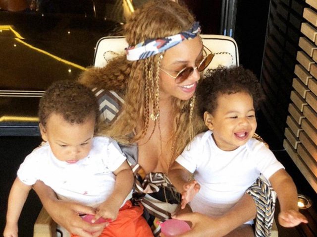 ビヨンセが双子ベビーの激レア写真を公開！6歳長女の「リア充」ぶりも話題