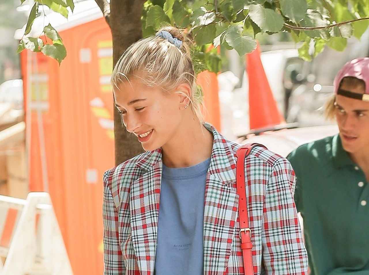 ヘイリー・ボールドウィン、チェック柄ジャケットの最旬コーデを拝見