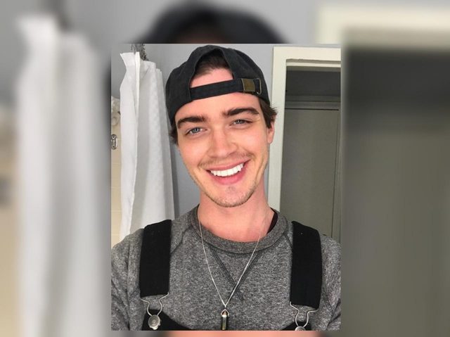 イケメンが脅威のメイクテクで、あの女優に大変身