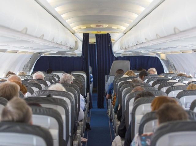 飛行機の機内で男性が「自慰行為」、助け求めた女性にCAが衝撃の塩対応