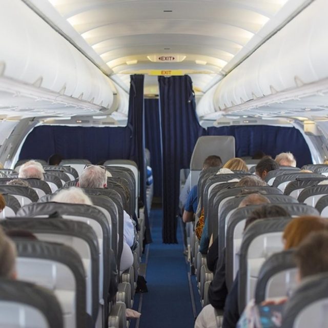 飛行機の機内で男性が「自慰行為」、助け求めた女性にCAが衝撃の塩対応
