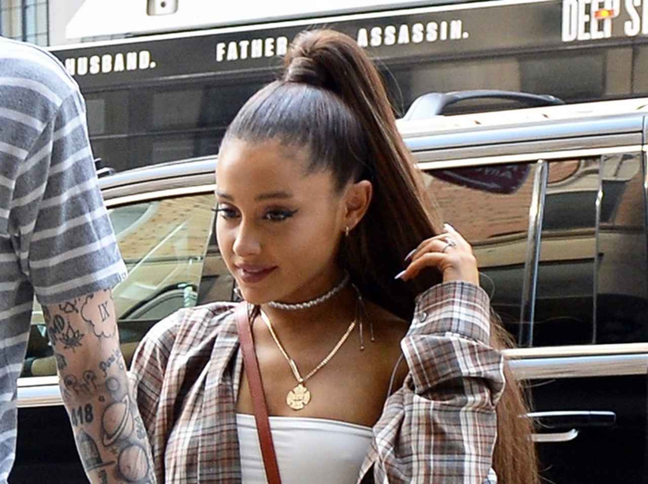 アリアナ・グランデ流、チェックシャツのオシャレな着こなし方