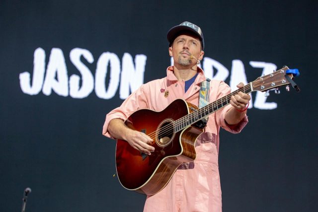 ジェイソン・ムラーズがバイだと告白、妻と交際中に男性と関係を持った