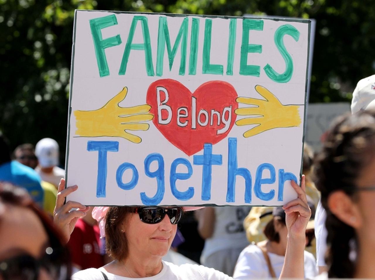 「家族は一緒にいるべき」セレブが移民親子の引き離し問題に対する抗議デモに参加