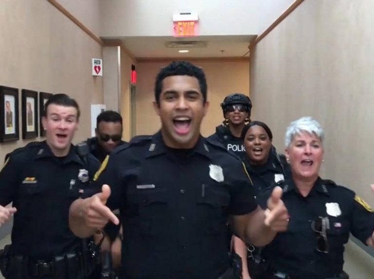 全米の警察官が行う本気の「口パクバトル」がやばすぎる