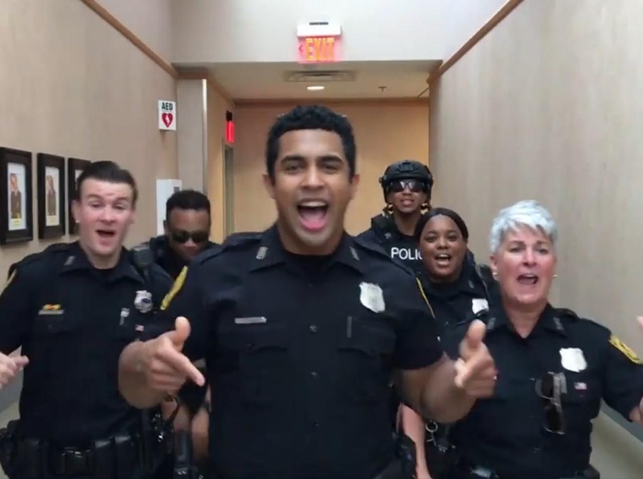 全米の警察官が行う本気の「口パクバトル」がやばすぎる