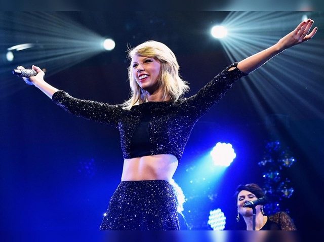テイラー・スウィフト、「尻もち」からの神リカバリーが『さすがプロ』