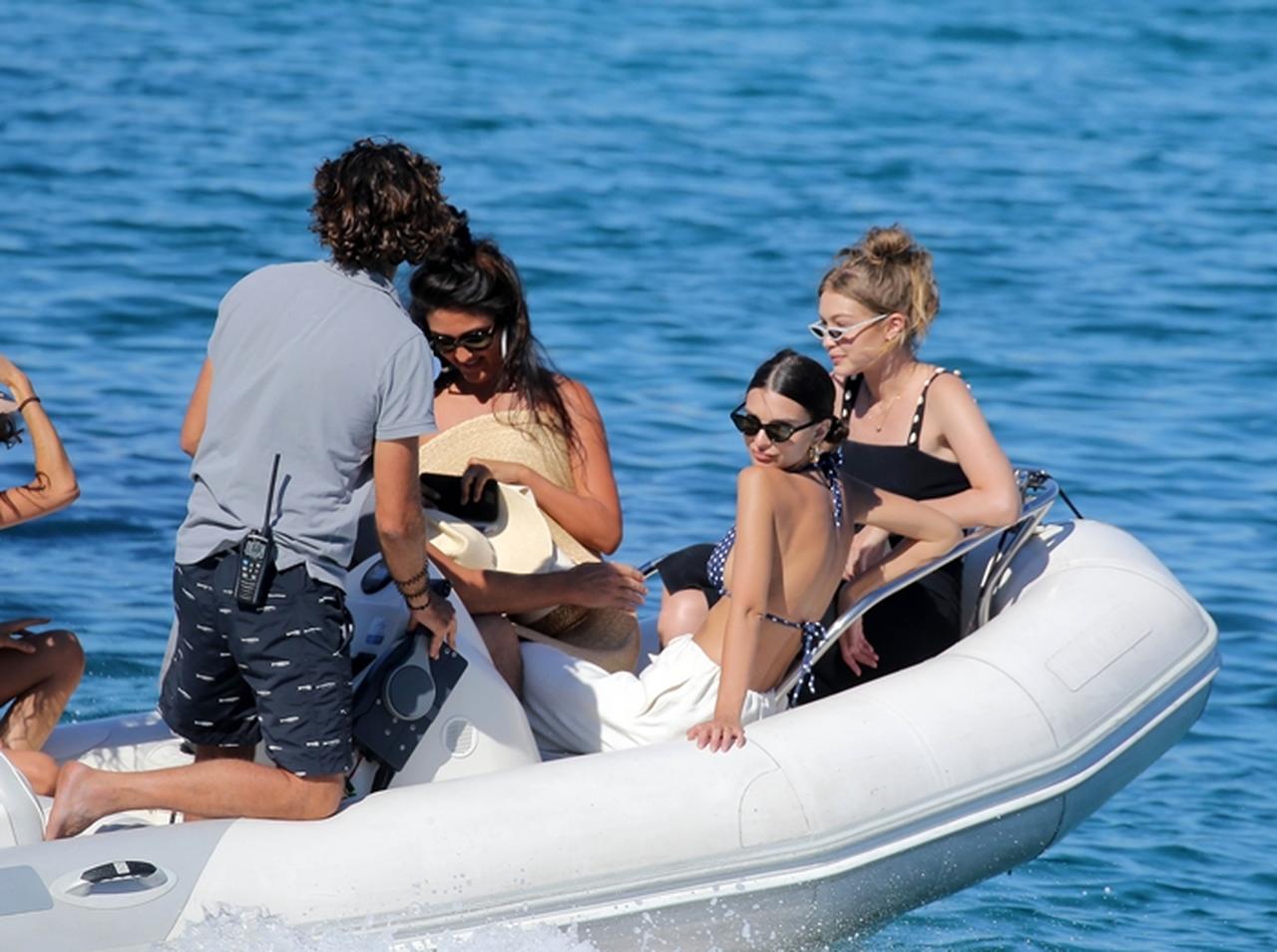 ジジ・ハディッド&エミリー・ラタコウスキー、船上で見せた美しい水着姿