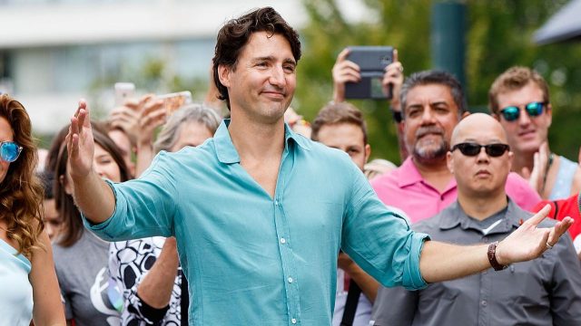 半裸のイケメン首相にシャツを！お節介すぎる資金調達がスタート