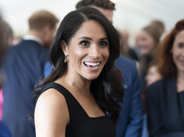 メーガン妃、公務中のドレスチョイスに世間がざわざわ…一体なぜ？