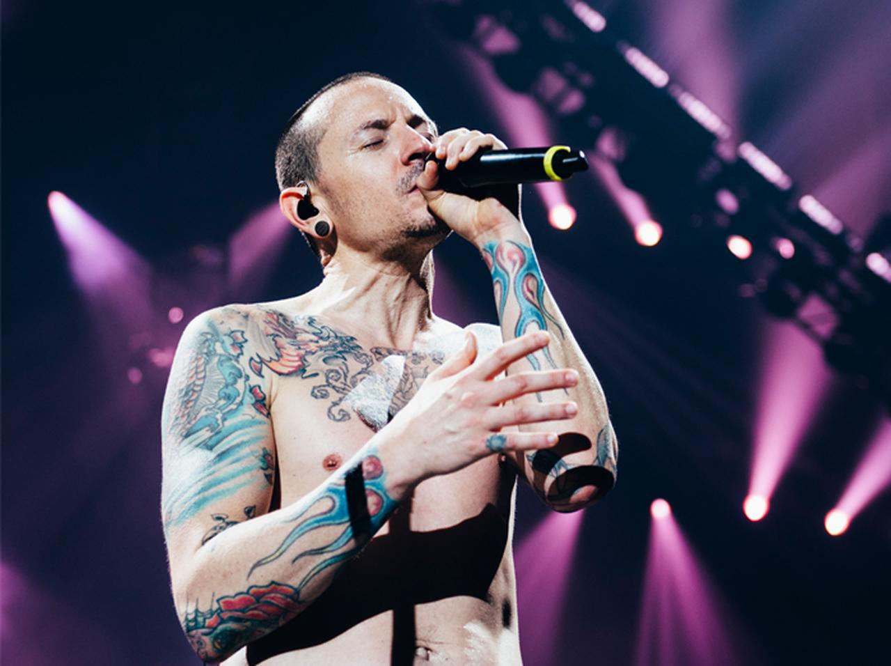 リンキン・パーク、チェスター・ベニントンの一周忌を追悼し手紙を公開