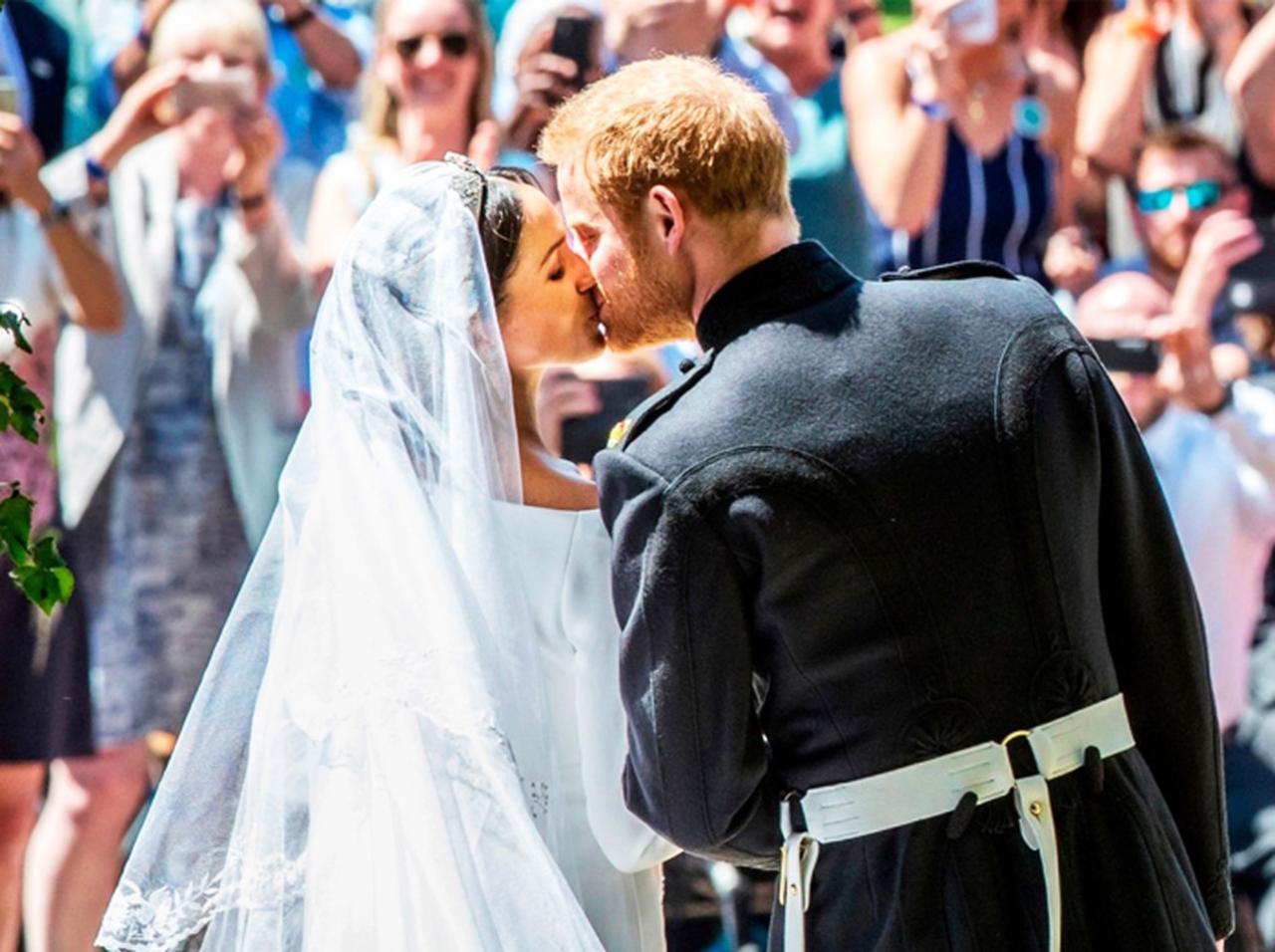 メーガン妃、友人への結婚式のお報せの仕方が「ザ・現代っ子」