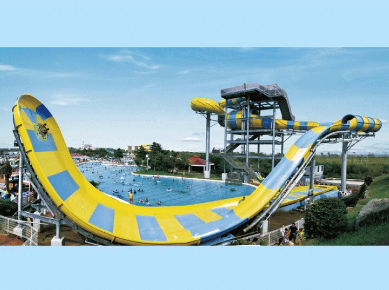 スリル満点の巨大ウォータースライダーや、19のプールが集結!