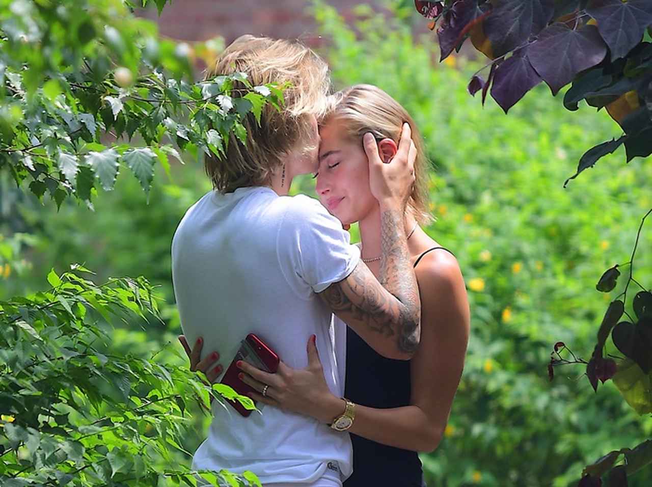 婚約したジャスティン・ビーバー&ヘイリー・ボールドウィン、結婚式は「質素」に