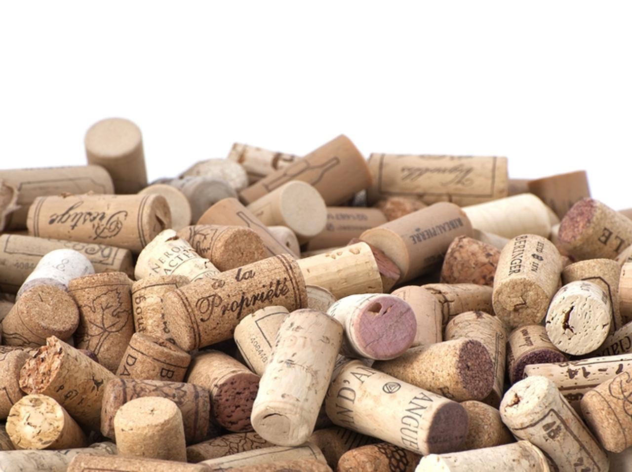 人気メイクアップアーティスト、「コルク」を使った驚きのメイク法を公開