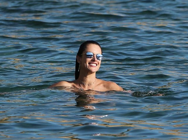 アレッサンドラ・アンブロジオの美しい水着姿が撮影のよう