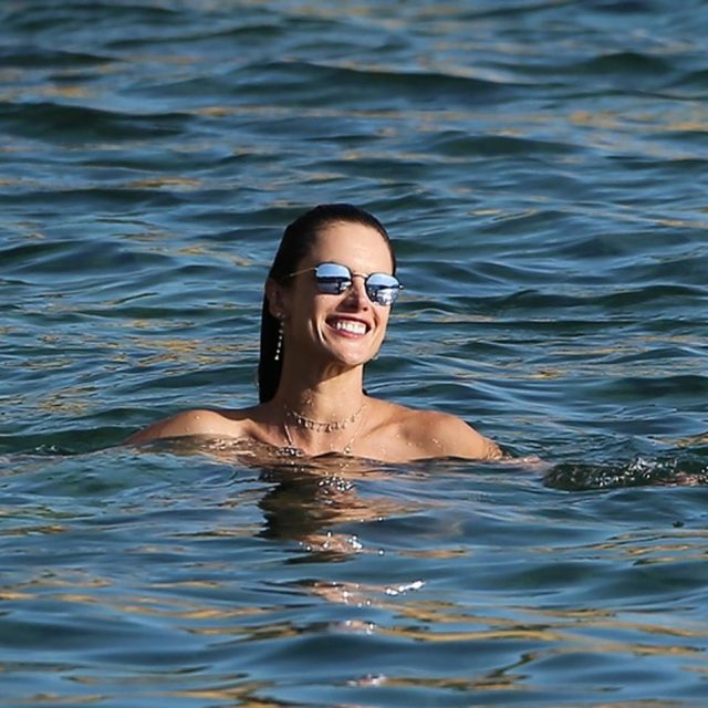 アレッサンドラ・アンブロジオの美しい水着姿が撮影のよう