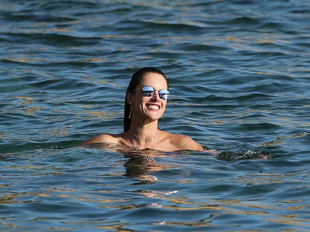 アレッサンドラ・アンブロジオの美しい水着姿が撮影のよう