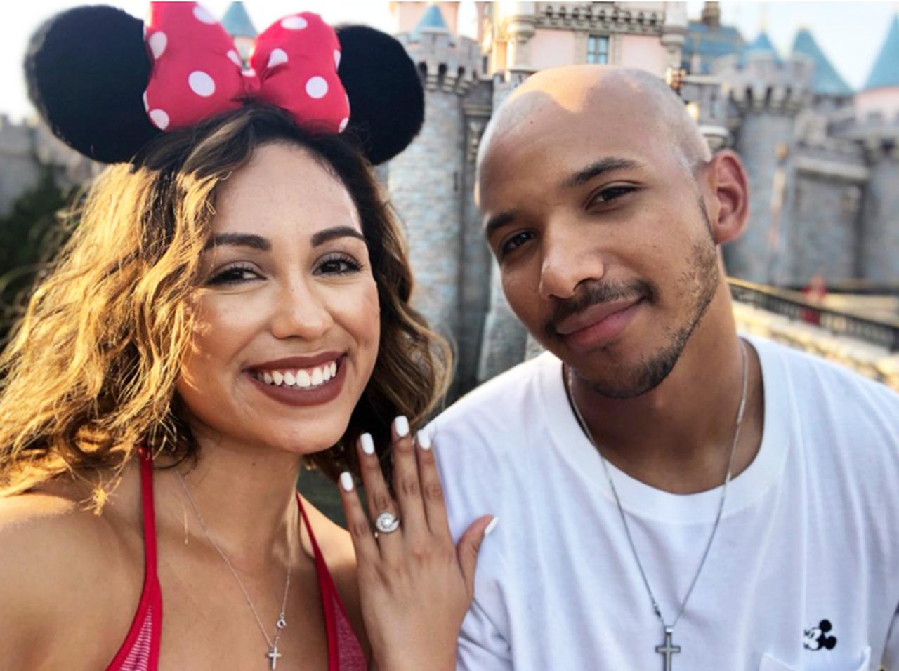 スペースマウンテン走行中に「婚約指輪」を見せびらかす女性の執念に喝采