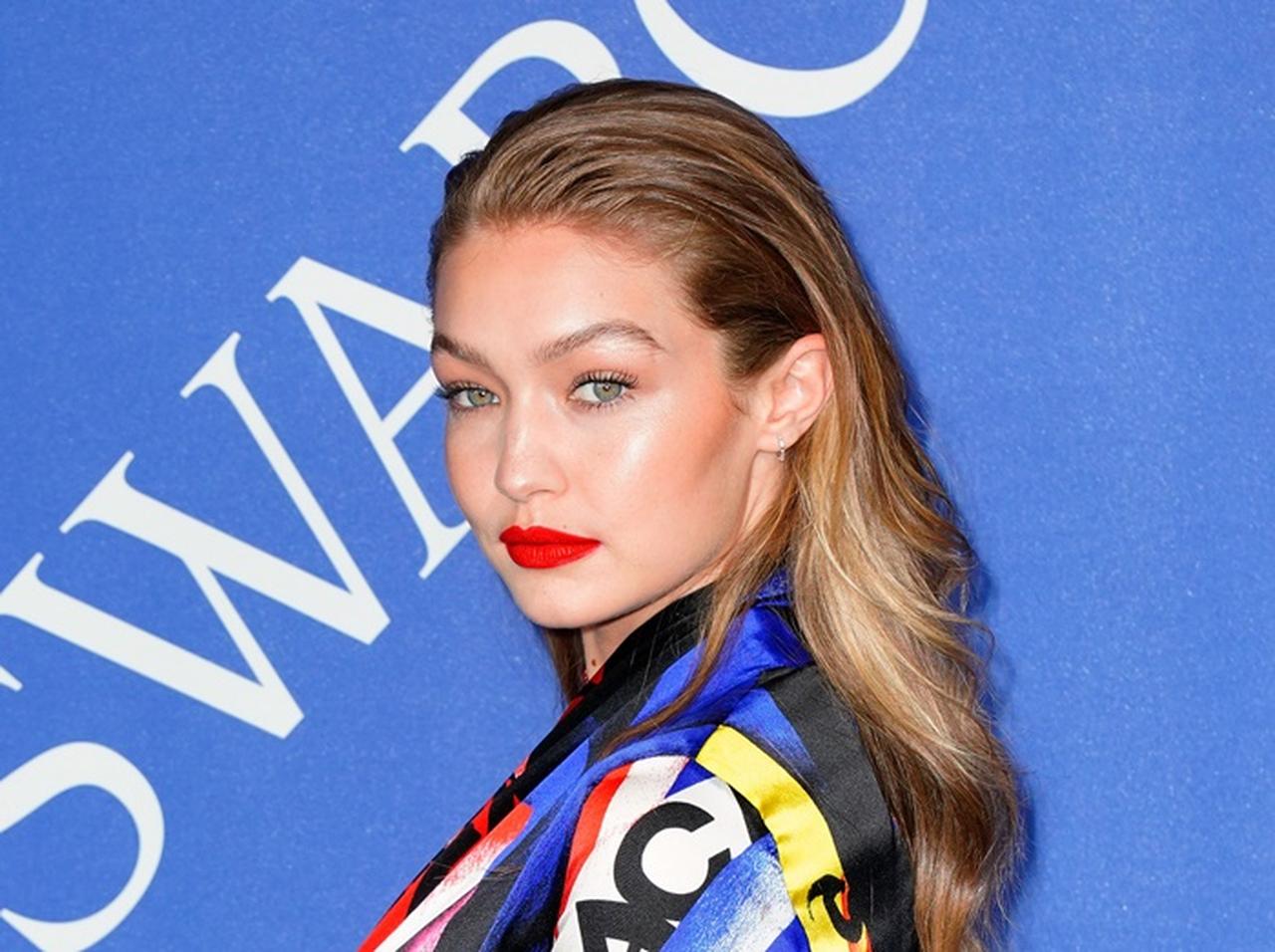 ジジ・ハディッド、「ビキニ＆Tシャツ」の着こなしが斬新すぎる