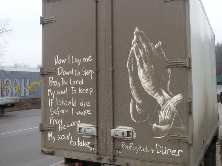 トラックの「汚れ」を利用して絵を描く「トラックアート」が斬新